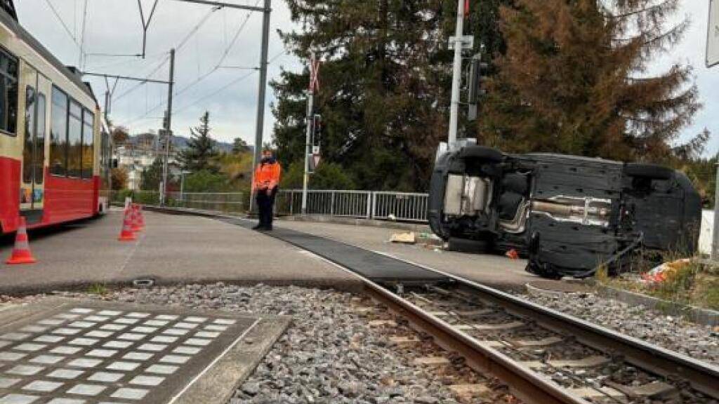 Durch den Zusammenstoss mit der Forchbahn wurde das Auto einer 33-Jährigen auf die Seite gedreht. Die Lenkerin wurde bei dem Unfall leicht verletzt.