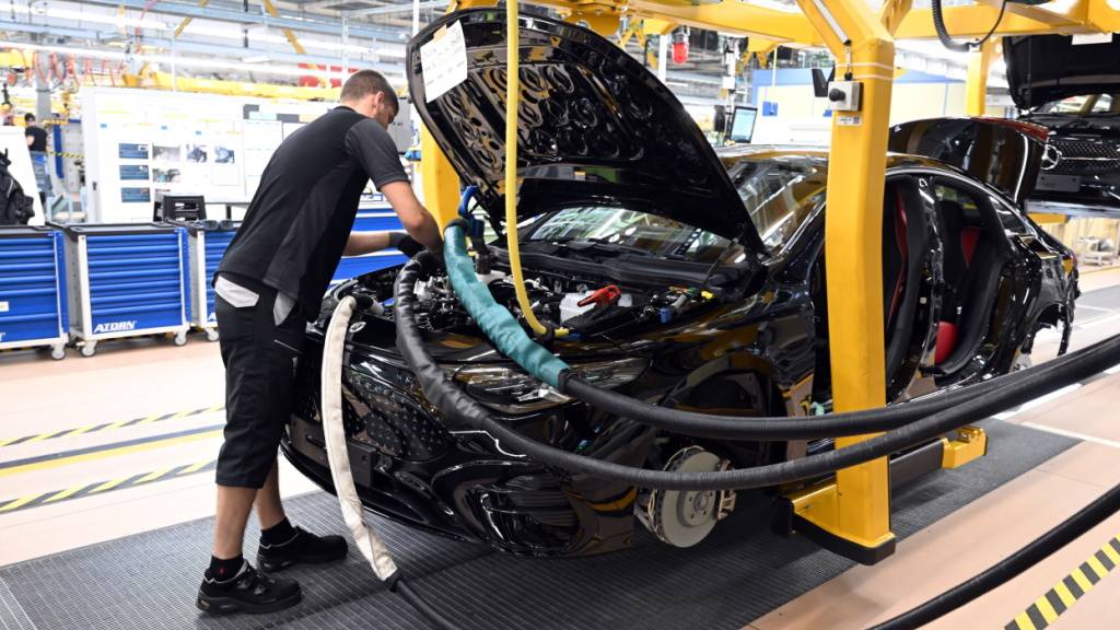 Die deutsche Industrie bleibt unter Druck. Insbesondere der Rückgang in der Automobilbranche belastete die Industrieproduktion im August deutlicher als erwartet.(Symbolbild)