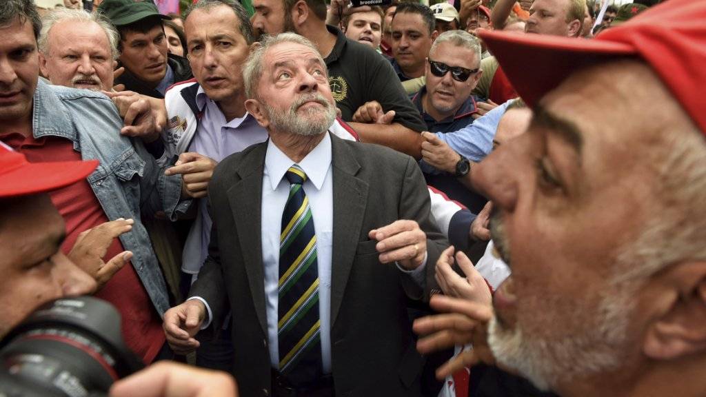 Brasiliens Ex-Präsident Lula da Silva nimmt ein Bad in der Menge nach seiner Anhörung vor Gericht in Curitiba.