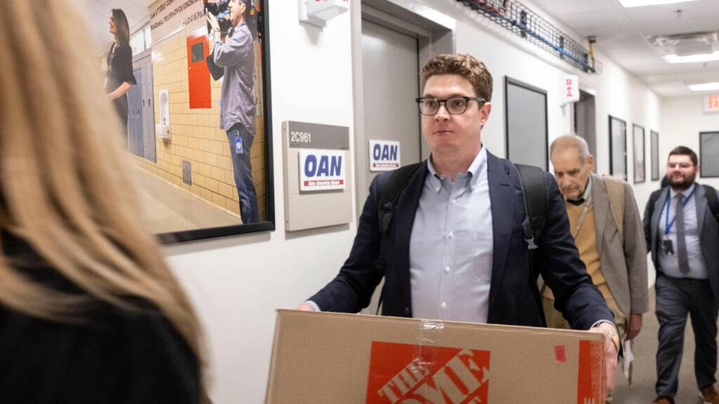 ARCHIV - Mitglieder des Pentagon-Pressekorps gehen an der Sendekabine von One America News vorbei, während sie sich darauf vorbereiten, ihre Presseausweise abzugeben und das Pentagon zu verlassen. Foto: Kevin Wolf/FR33460 AP/dpa