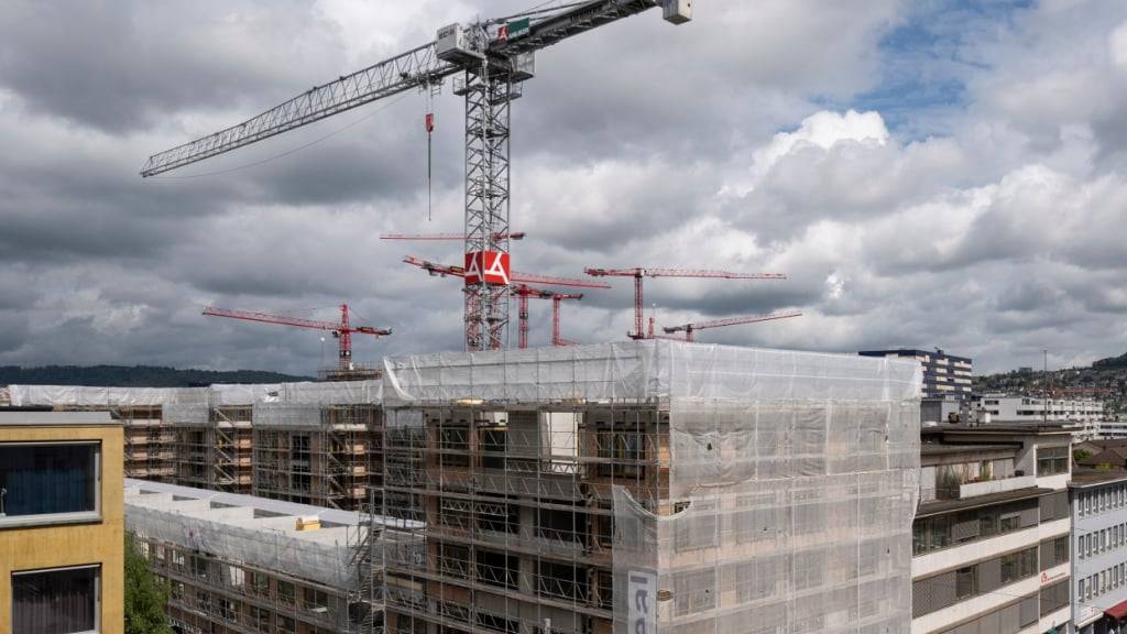 Bürgerliche Kreise fordern eine generelle Aufstockung von Wohnbauten in der Stadt Zürich. Eine entsprechende Initiative soll jetzt aber sistiert werden. (Symbolbild)
