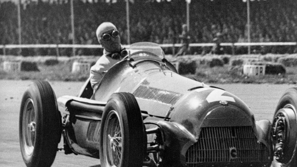 Der Italiener Giuseppe Farina gewinnt in Silverstone den ersten Grand Prix im Rahmen einer Weltmeisterschaft