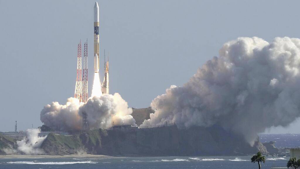 Japan hat eine Sonde auf den Weg zum Mond geschickt. Eine japanische Trägerrakete vom Typ H2A hob am Donnerstagmorgen (Ortszeit) von Japans Weltraumbahnhof Tanegashima im Südwesten des Landes ab.