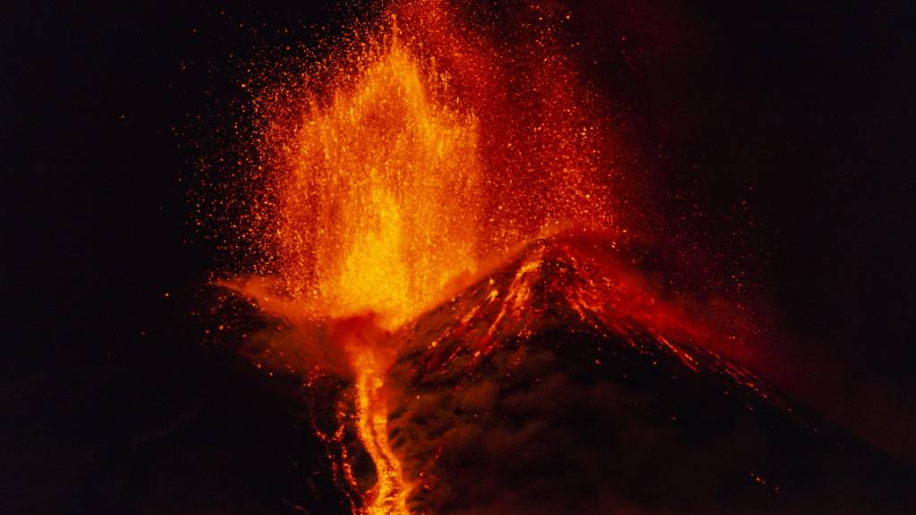 ARCHIV - Lava bricht am späten Freitagabend aus dem Südostkrater des Ätna aus, von Nicolosi bei Catania aus gesehen (Archivbild). Foto: Salvatore Allegra/AP/dpa
