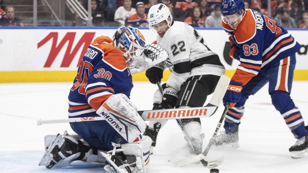 In dieser Szene wird Kevin Fiala (Nr. 22) von Edmonton Goalie Calvin Pickard gestoppt