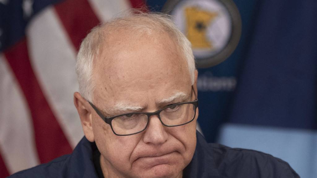 HANDOUT - Der US-Gouverneur von Minnesota, Tim Walz, spricht im Juni 2025 im staatlichen Notfallzentrum über den Mord an einer Abgeordneten und ihrem Ehemann. Foto: Jerry Holt/Star Tribune via AP/dpa