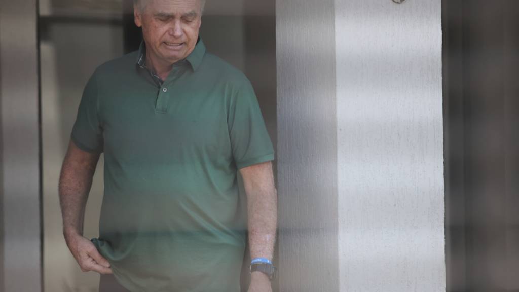 ARCHIV - Brasiliens ehemaliger Präsident Jair Bolsonaro steht am Eingang seines Hauses. Foto: Luis Nova/AP/dpa