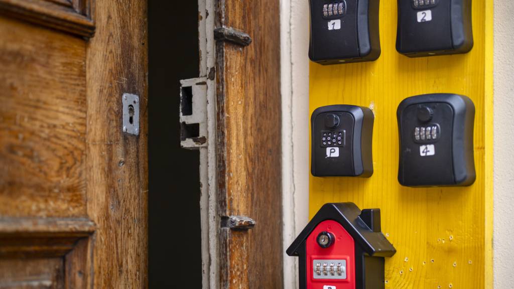 Die massenhafte Vermietung von Ferienwohnungen wird in Spanien von vielen als eine der Hauptursachen der zunehmenden Wohnungsnot kritisiert: Schlüsselboxen für Appartements bei einem Hauseingang. (Symbolbild)