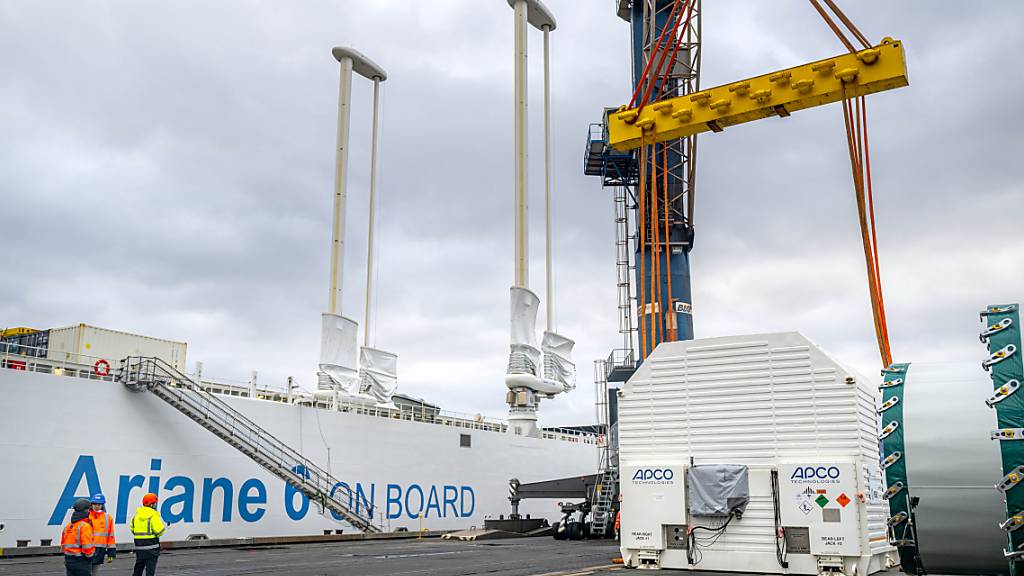 ARCHIV - Ein Container mit der ersten Oberstufe der europäischen Trägerrakete Ariane 6 wird im Neustädter Hafen für das Verladen auf das speziell für den Transport der Rakete konzipierte Schiff «Canopee» vorbereitet. Foto: Sina Schuldt/dpa