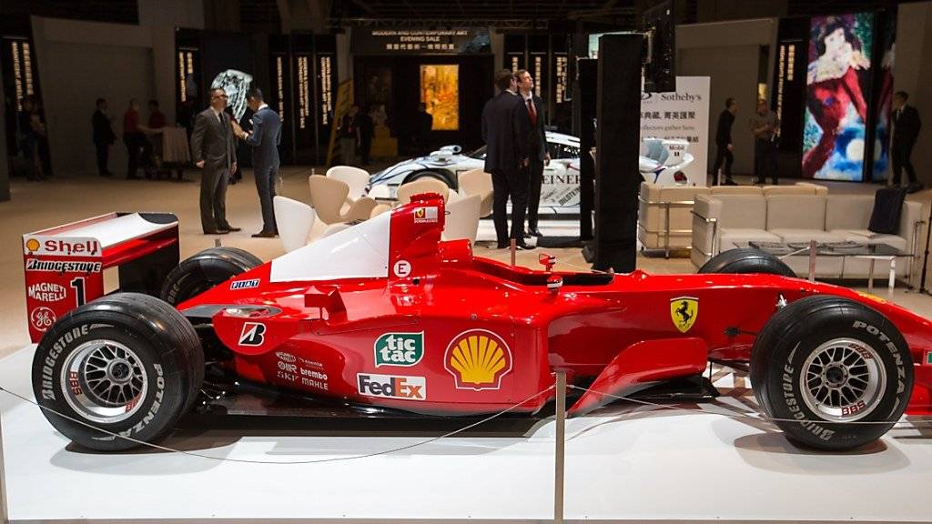 Ein Ferrari, mit dem einst der deutsche Rennfahrer Michael Schumacher fuhr, ist für 7,5 Millionen Dollar versteigert worden. (Archivbild)
