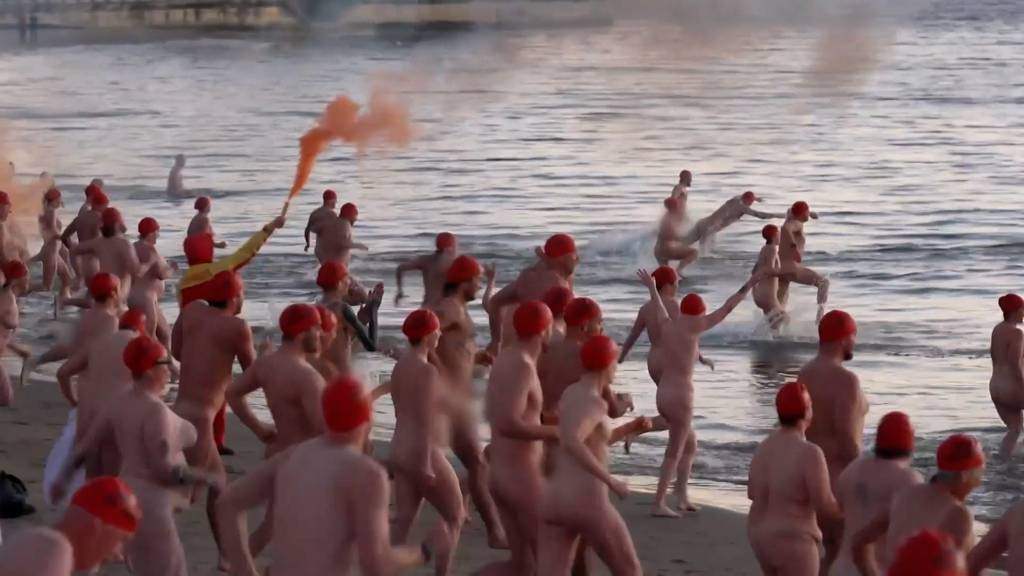 3000 Nackte feiern Wintersonnenwende