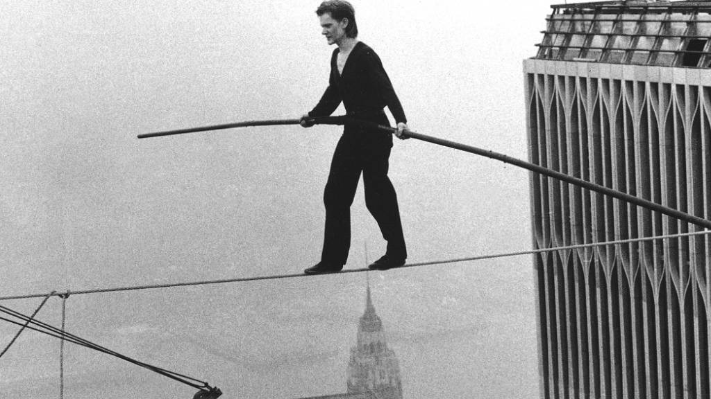 Mit einem Balanceakt zwischen den Türmen des New Yorker World Trade Centers (Bild) wurde er 1974 weltberühmt - nun plant der inzwischen 74 Jahre alte französische Seilkünstler Philippe Petit einen neuen Auftritt in New York. (Archivbild)