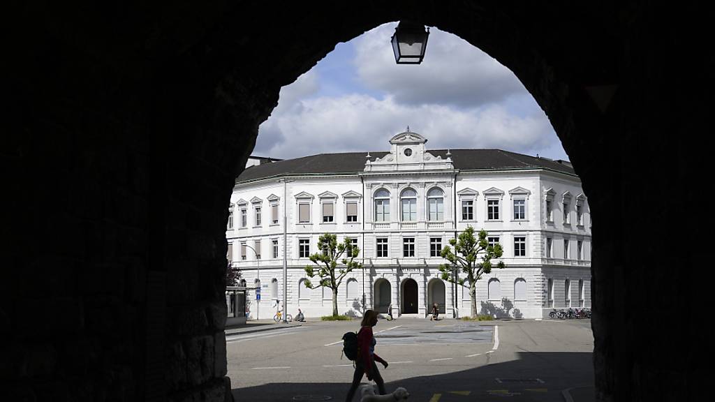 Das Solothurner Obergericht hat einen 36-jährigen Vater vom Vorwurf freigesprochen, sein Baby verletzt zu haben. (Archivbild)