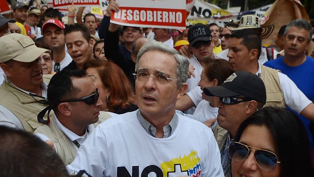 Auch der ehemalige Präsident Kolumbiens, Alvaro Uribe, ging gegen das Friedensabkommen mit der FARC in Medellin auf die Strasse.