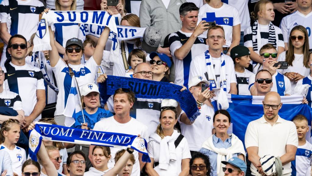 Finnland-Fans unterstützen ihr Team an der Fussball-EM in der Schweiz