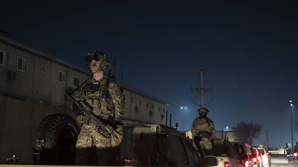 ARCHIV - Bewaffnete Soldaten stehen Wache in der Fahrzeugkolonne für Präsident Donald Trump, der während eines Überraschungsbesuchs am Thanksgiving Day bei den Truppen auf dem Bagram Air Field in Afghanistan spricht. Foto: Alex Brandon/AP/dpa