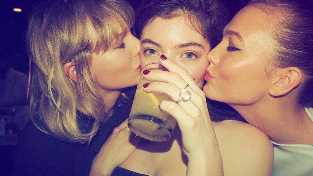 Promi-Schnappschuss: Lorde lässt sich von Taylor Swift (links) und Karlie Kloss (rechts) feiern. (Bild Instagram Lorde)