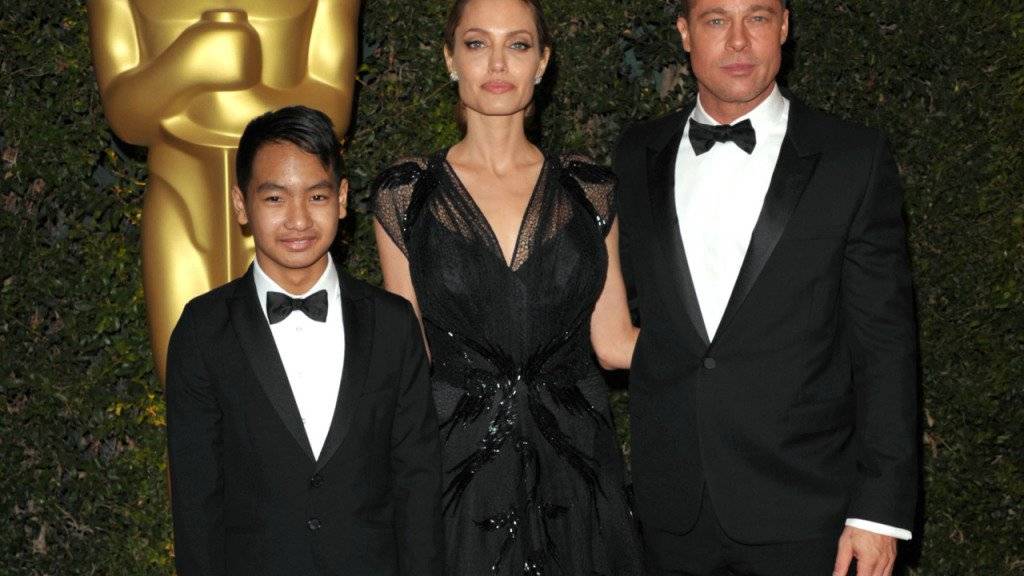 Die Polizei von Los Angeles hat am Donnerstag dementiert, dass sie gegen Brad Pitt - hier mit Noch-Gattin Angelina Jolie und Adoptivsohn Maddox - wegen Kindsmisshandlung ermittelt. (Archivbild)
