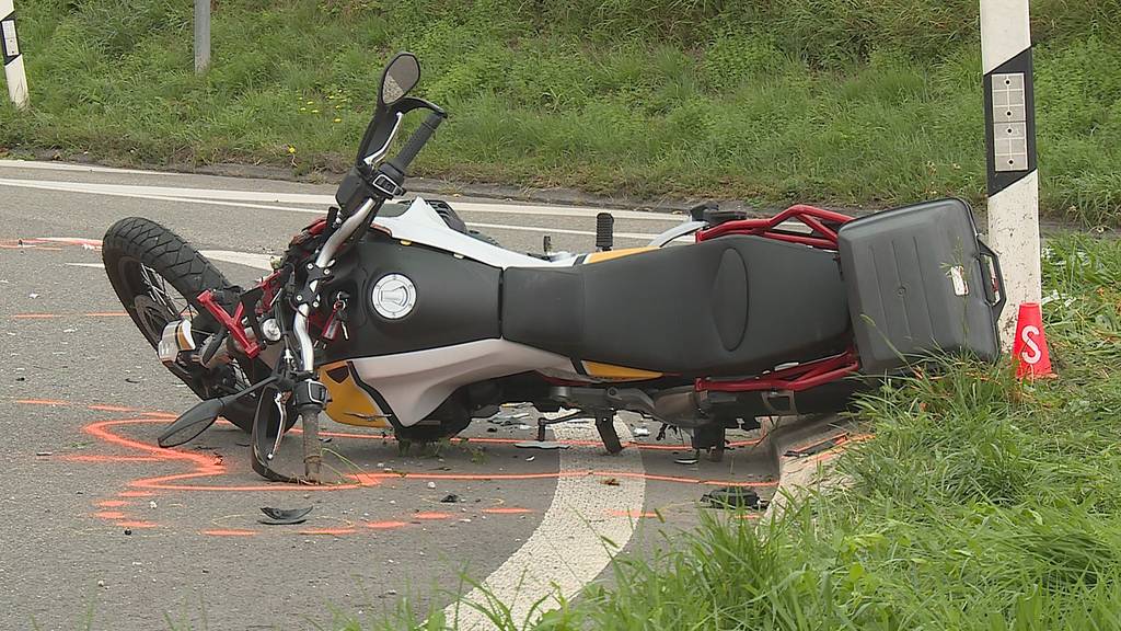 Motorradfahrerin (51) kracht in Strassenlaterne und verletzt sich tödlich