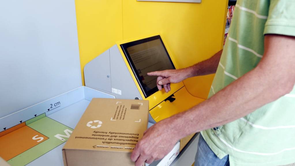 Ein Paket mit Ziel USA auf einer Postagentur aufgeben? Ist ab Dienstag vorübergehend nicht mehr möglich. (Archivbild)
