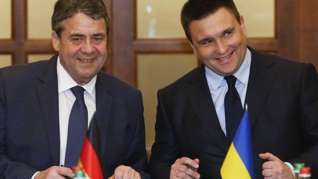 Der deutsche Aussenminister Sigmar Gabriel (r) hat in Kiew seinen ukrainischen Amtskollegen Pawlo Klimkin getroffen.