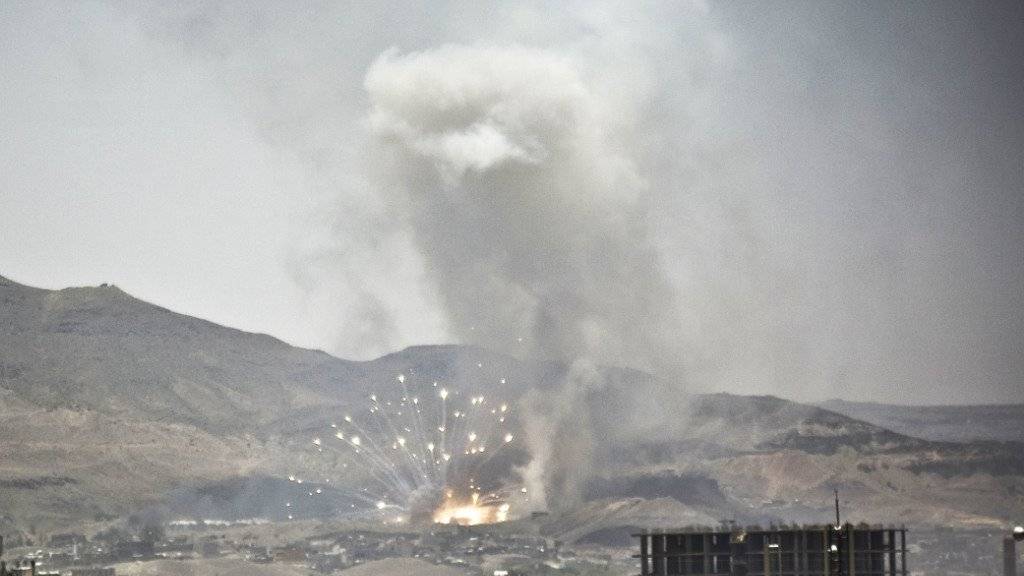 Ein von Saudi-Arabien geführter Luftangriff auf Stellungen schiitischer Rebellen in Sanaa. Der deutsche Geheimdienst BND warnt in einer Analyse vor einer destabilisierenden Rolle Saudi-Arabiens in der arabischen Welt. (Archivbild)