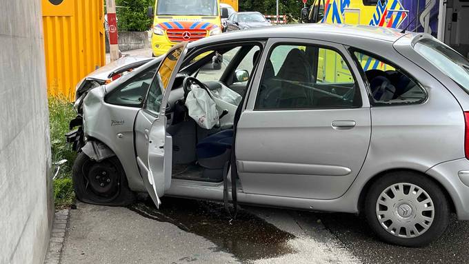 Unfall in Solothurn: Auto durchbricht Zaun und kracht in Mauer