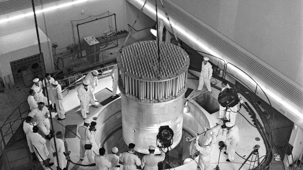 Ein Blick ins Archiv: Im Jahr 1959 wurde am Forschungsreaktor Diorit in Würenlingen AG der Kern eingebaut. Der 1977 stillgelegte Reaktor wird zurückgebaut. (Archivbild)