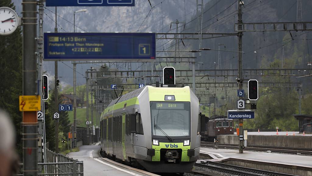 Die Strecke zwischen Frutigen BE und Visp VS ist am Montagmorgen aufgrund einer Stellwerkstörung für fast fünf Stunden unterbrochen gewesen. (Archivbild)