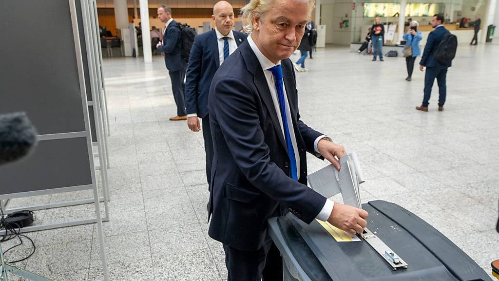 Geert Wilders von der radikal-rechten Partei für die Freiheit (PVV) gibt seine Stimme zur Europawahl ab...Der Politiker Geert Wilders gibt in den Niederlanden seine Stimme für die Europawahl ab. Foto: Peter Dejong/AP/dpa