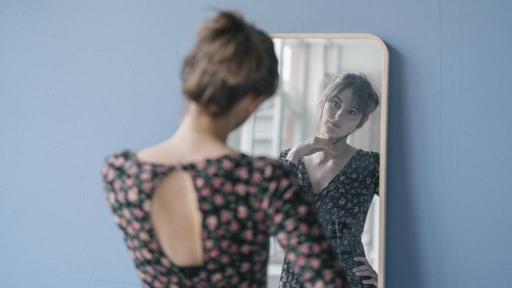 Warum wir uns im Spiegel schöner finden als auf Fotos