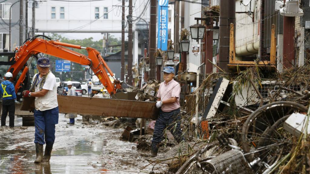 Menschen im Süden Japans versuchen ihre Strassen zu räumen. ( Foto: Kenzaburo Fukuhara/AP/KEYSTONE-SDA)