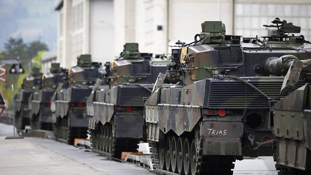 Leopard-2-Panzer stehen in Thun BE für den Abtransport nach Österreich auf Bahnwagen bereit.