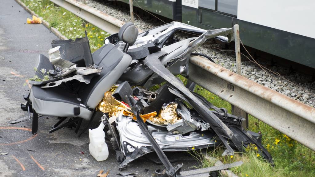 Auf einem unbewachten Bahnübergang in Wolfenschiessen (NW) ereignete sich 2014 das letzte grössere Bahnunglück in der Schweiz. Drei Menschen starben, fünf wurden schwer verletzt. Doch Bahnunfälle werden immer seltener: Letztes Jahr wurden 60 registriert, 17 Menschen starben insgesamt. (Archivbild)