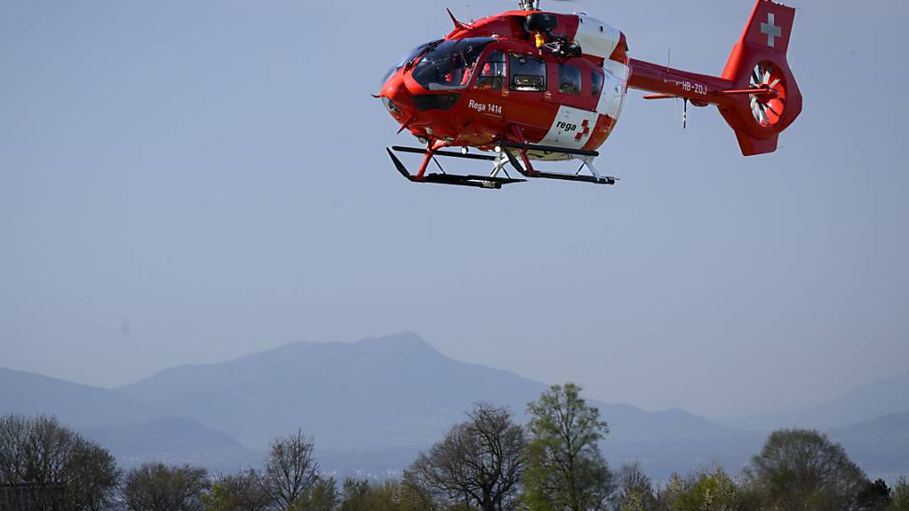 Ein Helikopter der Rega brachte den verletzten Velofahrer in ein Spital. (Symbolbild)