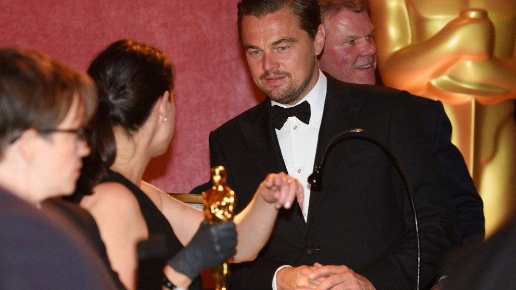 Leonardo DiCaprio nimmt am 28. Februar 2016 in Los Angeles für seine Hauptrolle im Film «The Revenant» seinen ersten Oscar in Empfang (Archiv)