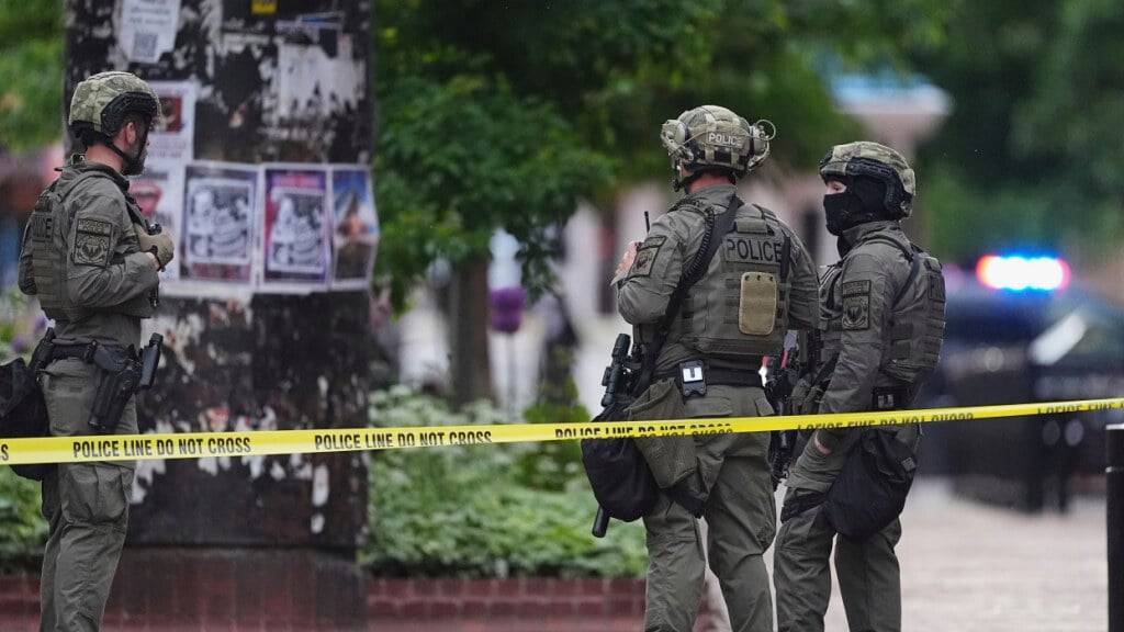 ARCHIV - Beamte der Strafverfolgungsbehörden ermitteln nach einem Angriff in Boulder. Foto: David Zalubowski/AP/dpa/Archivbild