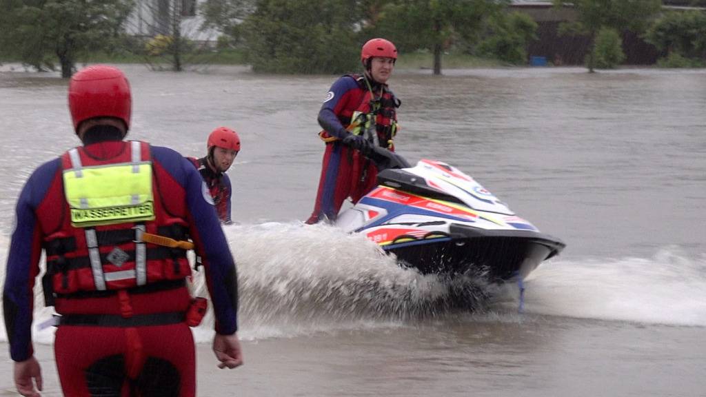 dpatopbilder - Die Wasserwacht erkundet mit Jetski die Lage. Der Landkreis Augsburg hat den Katastrophenfall ausgerufen. Foto: -/tv7news/dpa