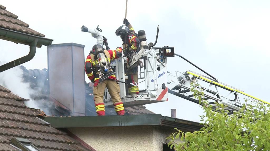 Mehrfamilienhaus in Niederwangen gerät in Brand – eine Person schwer verletzt