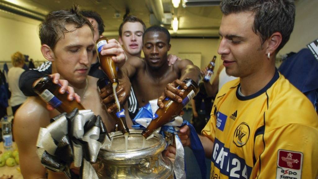 Nicht gerne gesehen in der Ostschweiz: Wiler Spieler feiern den Cupsieg 2004 mit Bier in der Garderobe