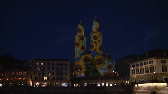 Lichtkünstler zaubert farbiges Spektakel auf das Grossmünster