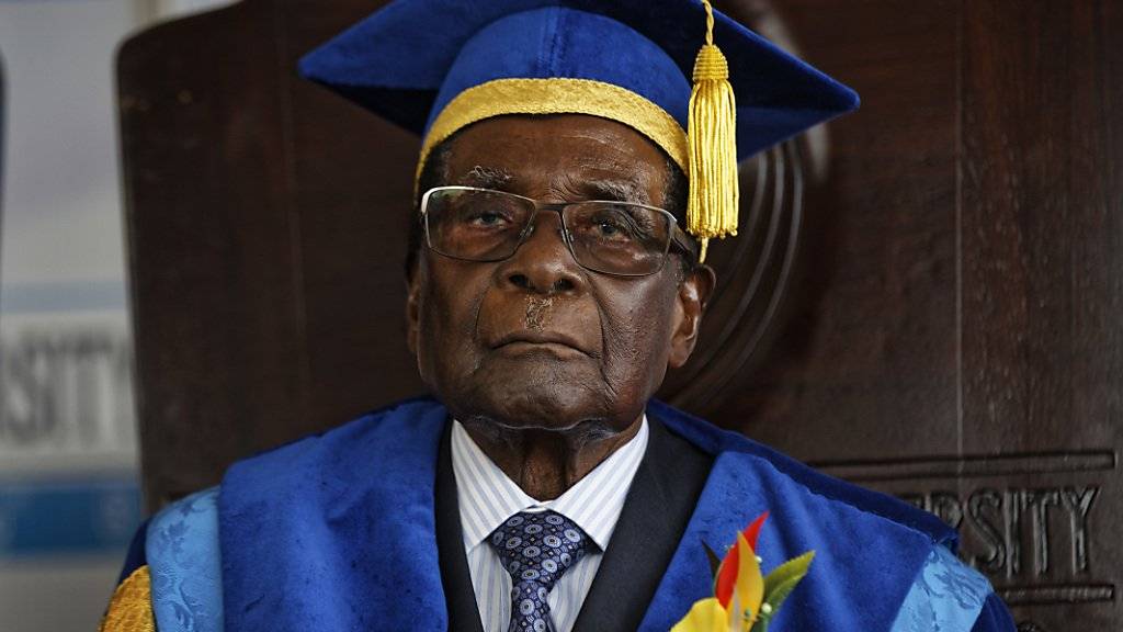 Nach Mugabes 37-jähriger Herrschaft in Simbabwe hat die Regierungspartei Zanu-PF einen Machtwechsel eingeleitet. Sie setzte Mugabe als Parteichef ab. Das Bild zeigt Mugabe bei der Teilnahme an der Abschlussfeier einer Universität in Harare am letzten Freitag.