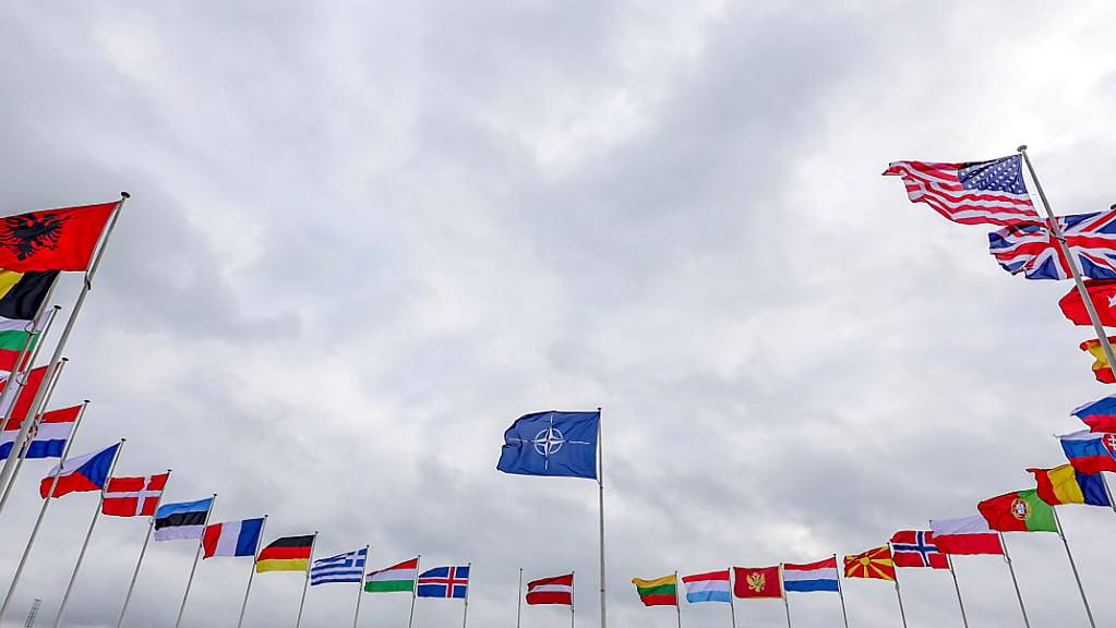 Die Nato-Fahne und die der Nato-Mitgliedsländer wehen vor dem NATO-Hauptquartier. Die Nato will für ein im Februar beginnendes Großmanöver zur Abschreckung Russlands rund 90'000 Soldaten mobilisieren. (Archivbild)