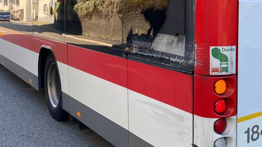 Streifkollision mit Bus – Stadtpolizei sucht Zeugen