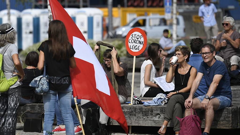 Etwa 500 Personen haben sich am Samstagnachmittag in Zürich versammelt, um gegen die «Corona-Lüge» und die Corona-Schutzmassnahmen zu protestieren.