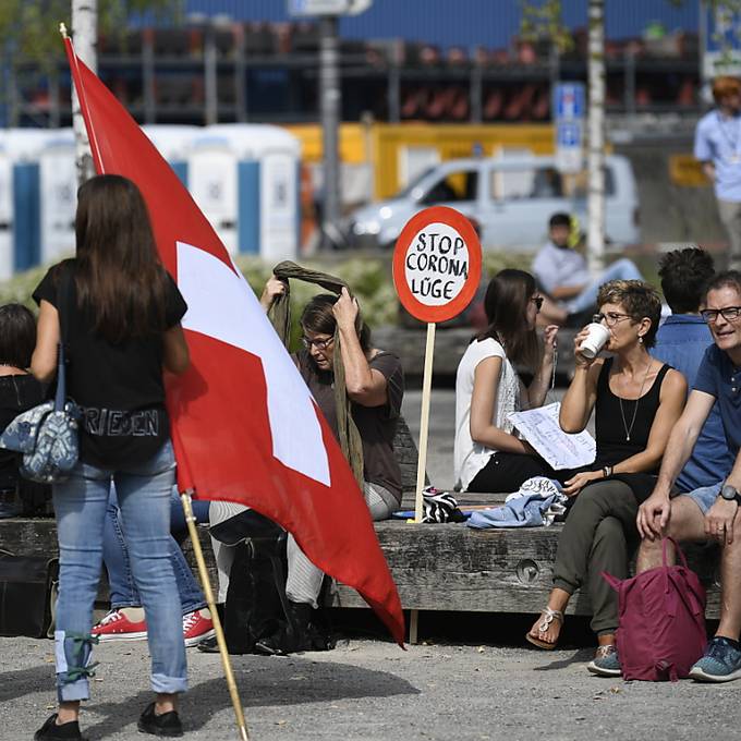 Demonstration ohne Masken: Zürcher Polizei trägt Teilnehmer weg