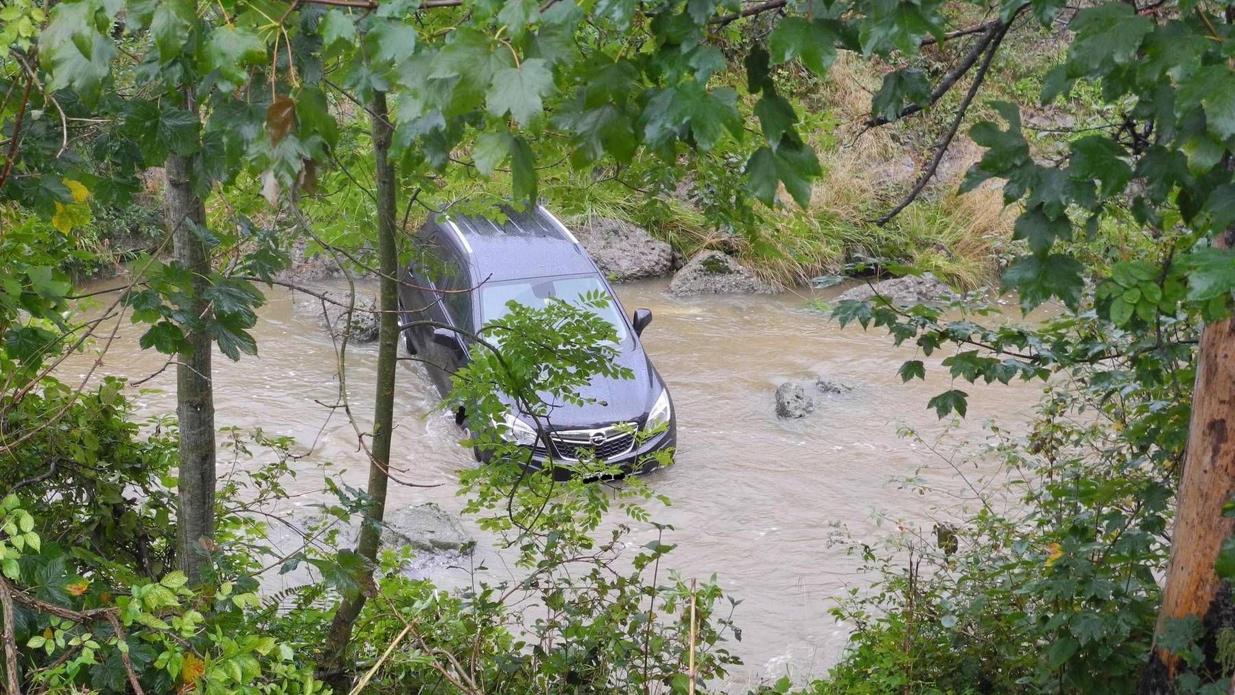 Der Opel landete im Wasser.