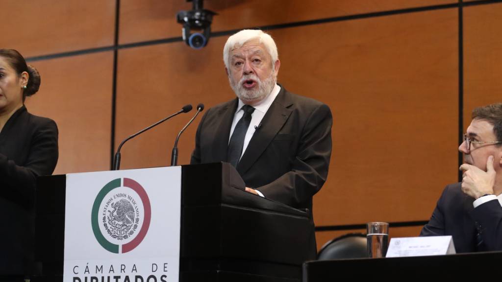 HANDOUT - Auf diesem von der mexikanischen Abgeordnetenkammer zur Verfügung gestellten Bild spricht der Ufologe Jaime Maussan im Parlament über die Existenz angeblicher «nicht-menschlicher» Wesen. Foto: ---/Camara de Diputados Mexico/dpa - ACHTUNG: Nur zur redaktionellen Verwendung und nur mit vollständiger Nennung des vorstehenden Credits