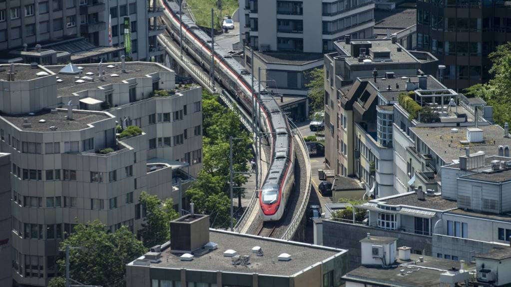 Am Bahnhof Zug eröffneten die SBB am Donnerstag ein neues Reisezentrum. (Symbolbild)