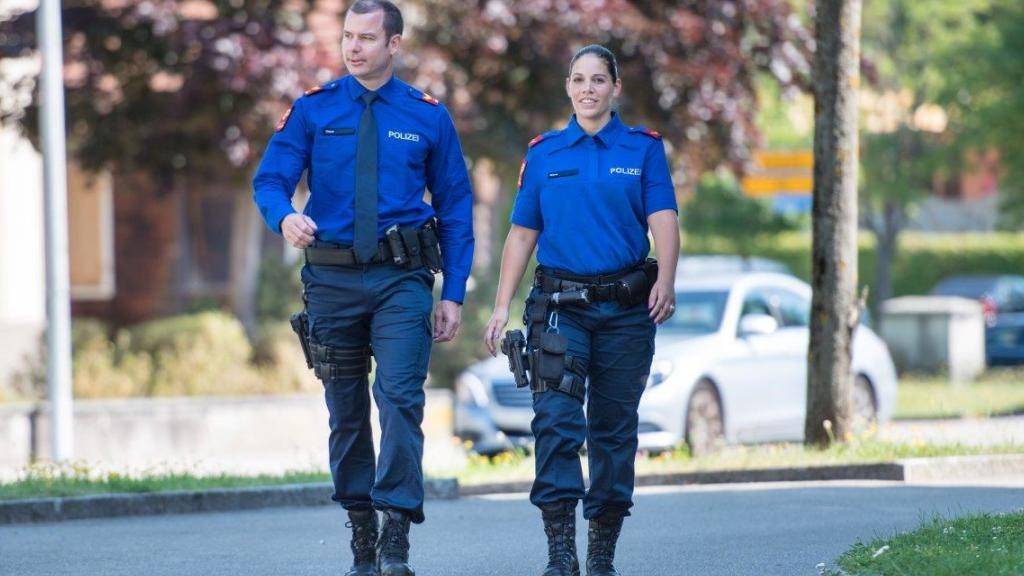 Zahlreiche Deutschschweizer Polizeikorps testen ab Juli neue Uniformen.